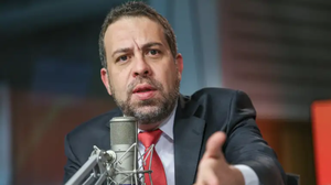 Acabar com a escala 6x1 é prioridade do governo, afirma Boulos