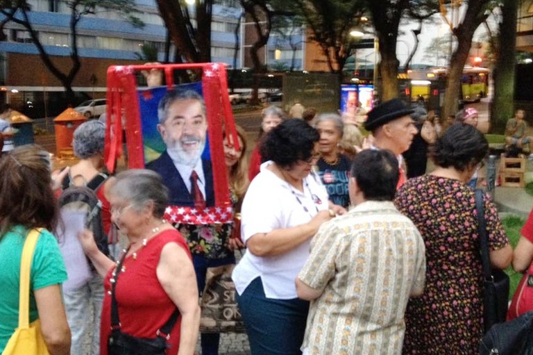 Início da vigília pela liberdade de Lula na praça Afonso Arinos, em Belo Horizonte, MG