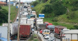 Greve dos caminhoneiros é locaute