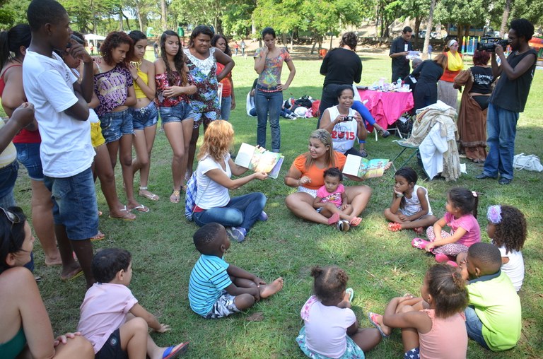 Contação da história Revolução no Formigueiro