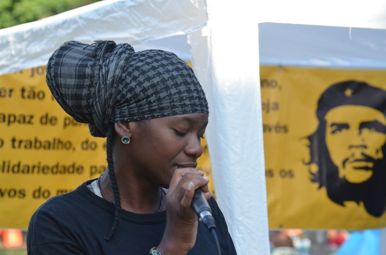 Francieli da Companhia Em Parte cantando