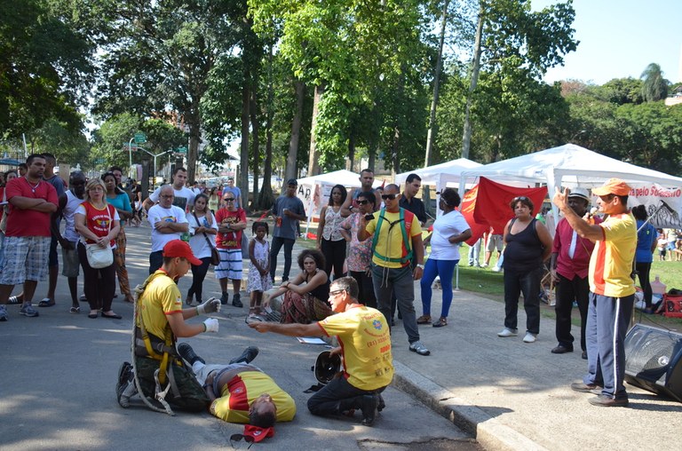 Trabalhadores bombeiros realizam oficina de primeiros socorros