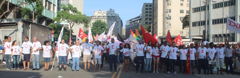 Manifestantes na Cinelândia