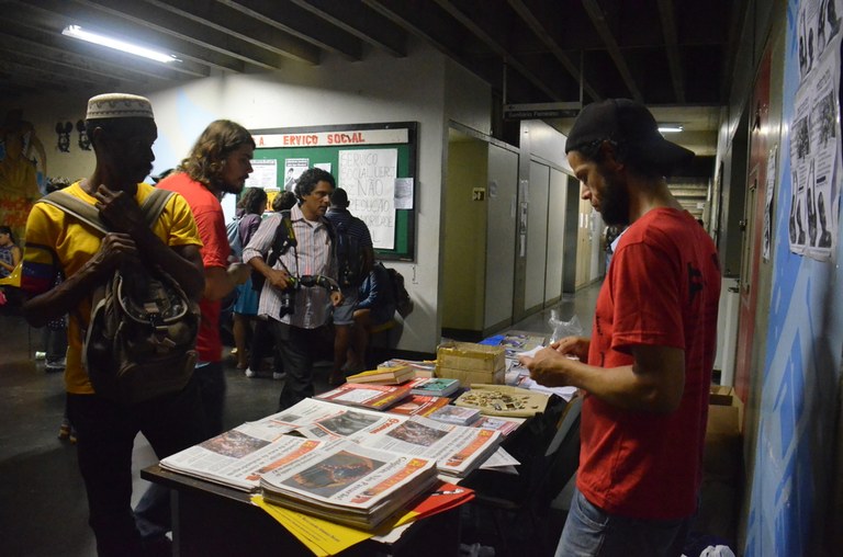 Banquinha da INVERTA Cooperativa divulgando literatura revolucionária