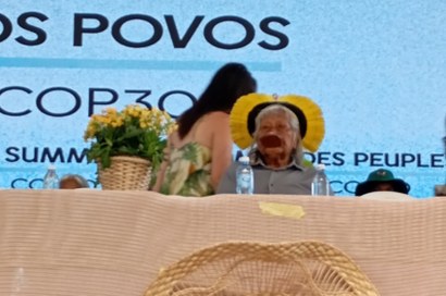 Cacique Raoni na mesa de encerramento da Cúpula dos Povos