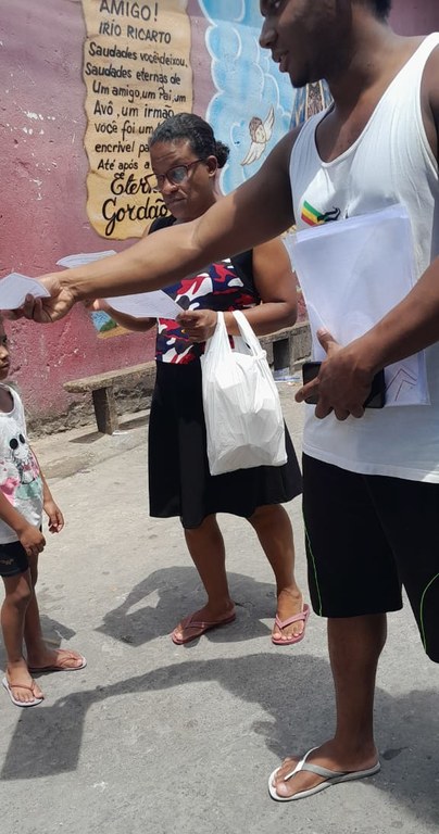 panfletagem na Favela do Nhocuné - SP