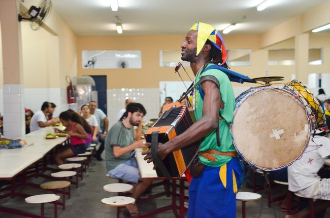 Homem banda se apresenta no Almoço Cultural