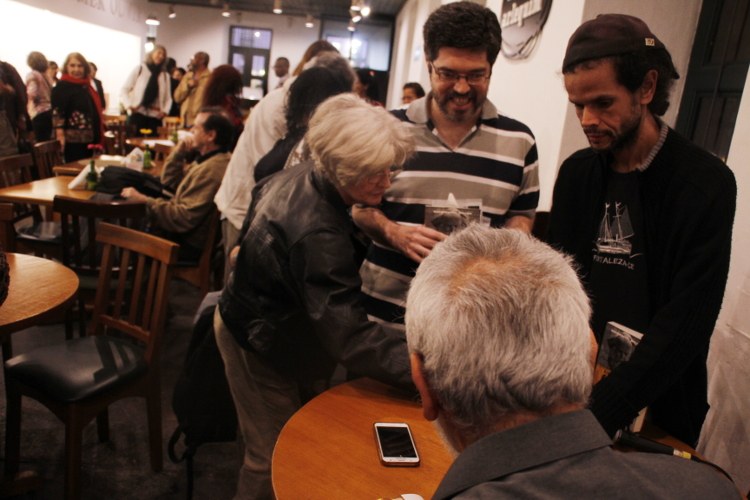 Aluisio autografa o livro da Profª Nancy Rocha (Núcleo da Casa das Américas Nova Friburgo/RJ)