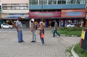 Comitê de Nova Friburgo do CNCN panfleta no centro