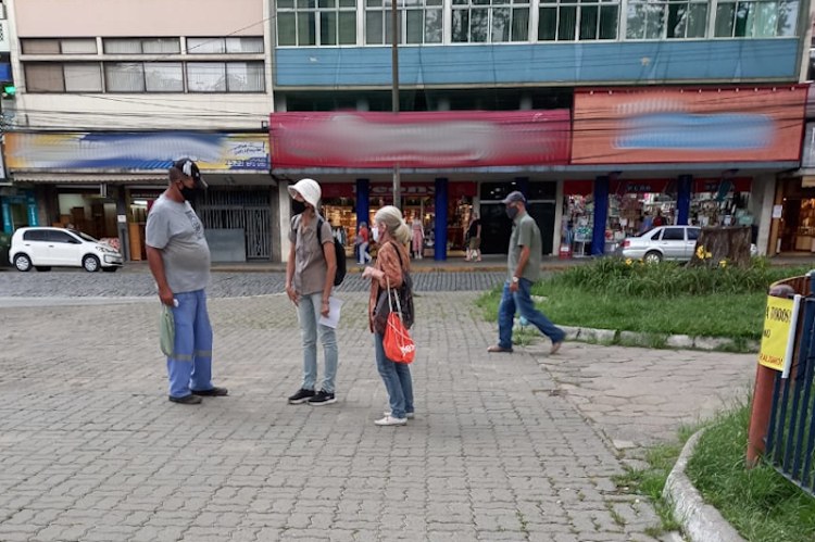 Comitê de Nova Friburgo do CNCN panfleta no centro