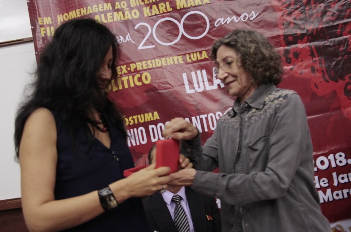 Homenagem Póstuma ao Professor Theotonio dos Santos entregue pela médica Ana Alice Pereira (CEPPES) à Monica Bruckman