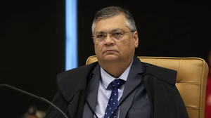 Dino proíbe novas leis que garantam "penduricalhos" acima do teto