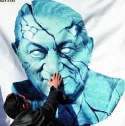 Mubarak renuncia e cede poder a cúpula militar