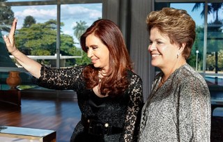 As presidentas latino-americanas Dilma e Cristina em conferência em São Paulo