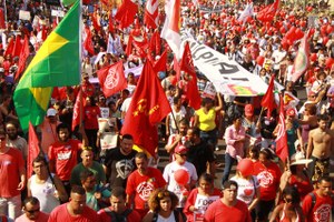 Abertura das Olímpiadas reúne milhares de pessoas contra o golpe no país