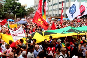 Manifestação contra o golpe e o impeachment lota o Largo da Carioca-RJ