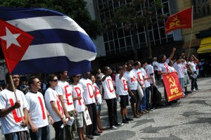 Trabalhadores brasileiros protestam durante a visita de Obama