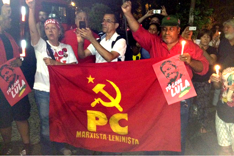 Início da vigília pela liberdade de Lula na praça Afonso Arinos, em Belo Horizonte, MG: PCML PRESENTE NA LUTA!