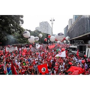 Em São Paulo povo na rua em defesa da democracia
