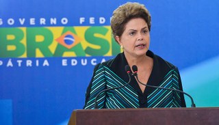 "Eu não vou cair", responde Dilma Rousseff à oposição no Brasil