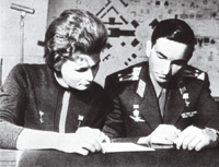 Valentina Tereshkova, a primeira mulher cosmonauta, e Valeri Bikovski