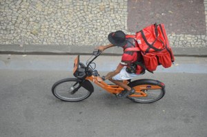Distribuindo comida, vivendo com fome: a greve dos invisíveis
