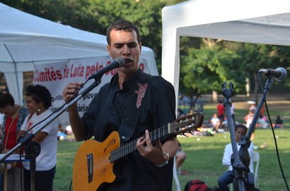 Alex da Companhia de Arte Inverta apresenta composição própria