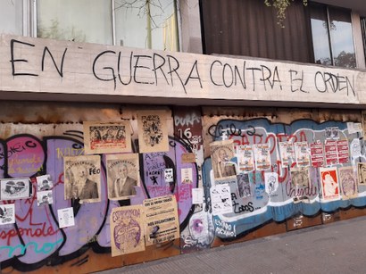 Cartazes e escritos em porta de um comércio. Foto: Luis Afonso Salturi