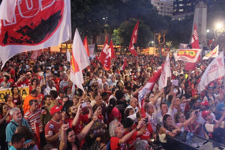 Dezenas de milhares contra o golpe neoliberal
