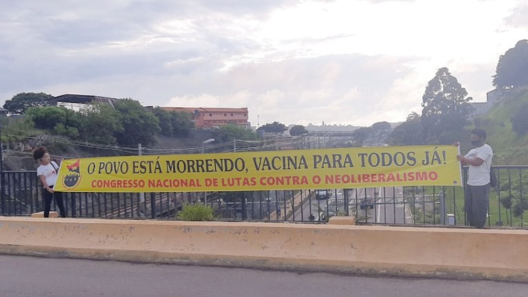 Integrantes do Comitê de Luta da Favela do Nhocuné do CNCN - SP, O Povo está Morrendo! Vacina para todos já!