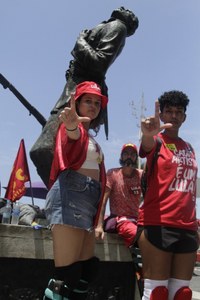 Militantes acrobatas com Lula