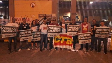 Maior complexo operacional dos Correios do Rio de Janeiro, em Benfica bloqueado pelos trabalhadores