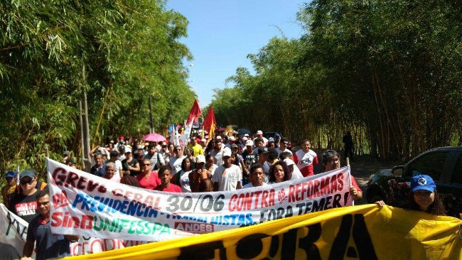 Trabalhadores do campo e da cidade caminham por Marabá sudeste do Pará