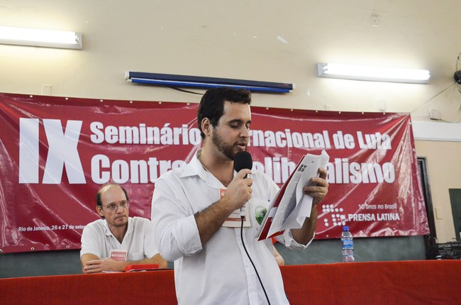 Michel Damasceno lê moção na qual os participantes exigem a libertação dos 5 heróis