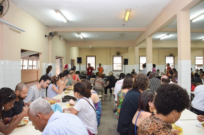 Público participa de almoço cultural