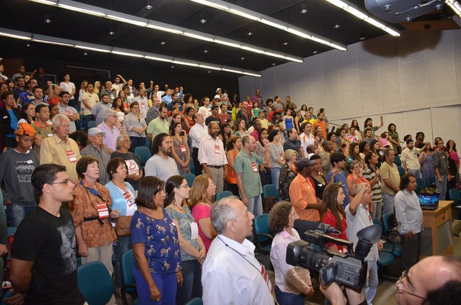 Público comparece à abertura do seminário