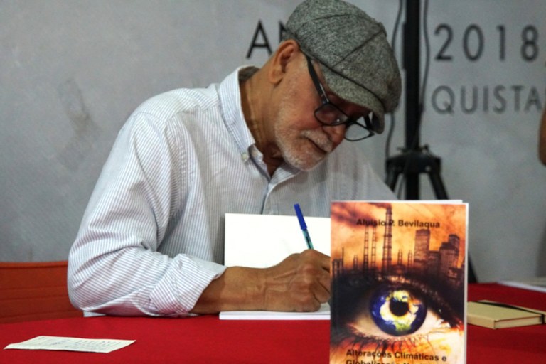 Autógrafos - Livro Alterações Climáticas e Globalização Neoliberal em Nova Iguaçu