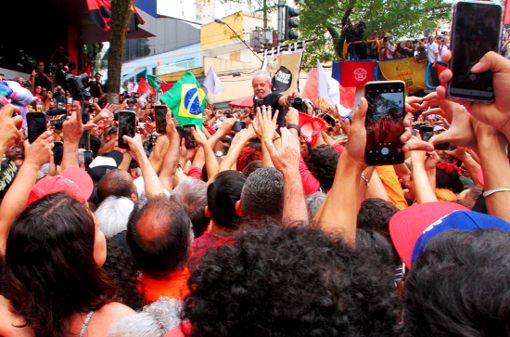 Lula nos braços do povo!
