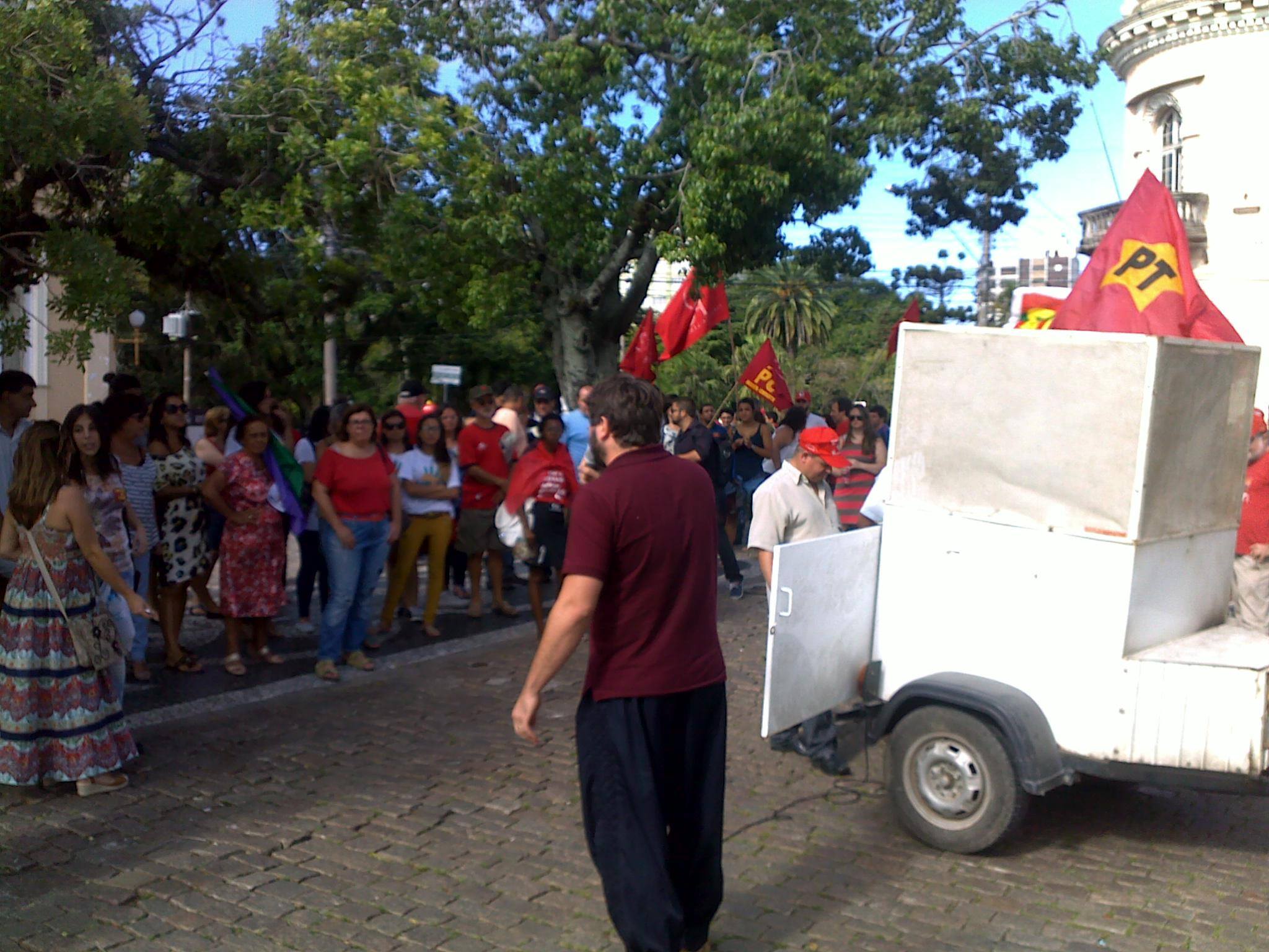 PCML presente em ato pela democracia em Pelotas