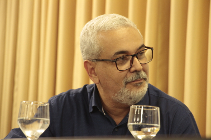Prof. Dr. Luiz Quadros Magalhães coordena a mesa de homenagem a Theotonio dos Santos
