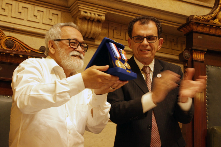 Aluisio Bevilaqua recebe Medalha Pedro Ernesto