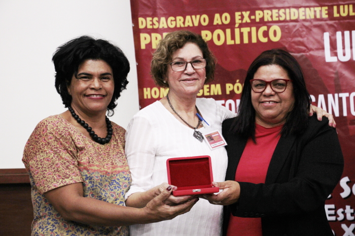 Denise Alves e Jacqueline Alves entregam a comenda Imprescindível a Prof. Ana Maria Moura (PCML)