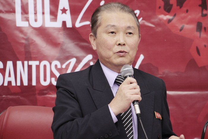 Diplomata da  República Popular Democrática da Coreia no Brasil , Ilmo Sr. Myong Chol defende a autodeterminação dos povos