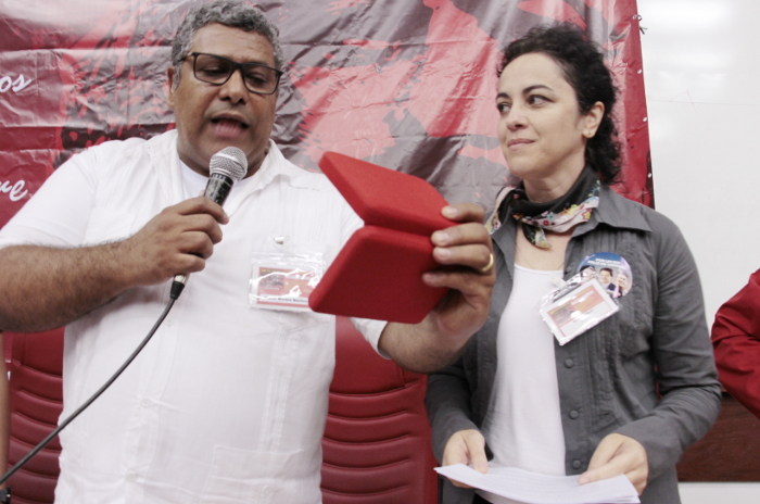 Sidnei Martins (CLCN-MG) entrega a comenda a Comenda a Lula, recebida pela filósofa Márcia Tiburi