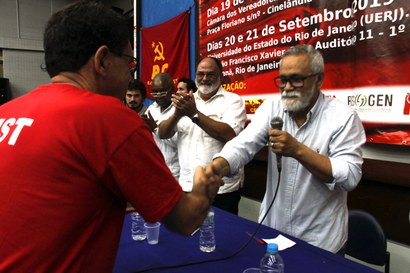 Reimont Otoni recebe a Comenda Imprescindível das mãos do editor do Inverta Aluisio Bevilaqua