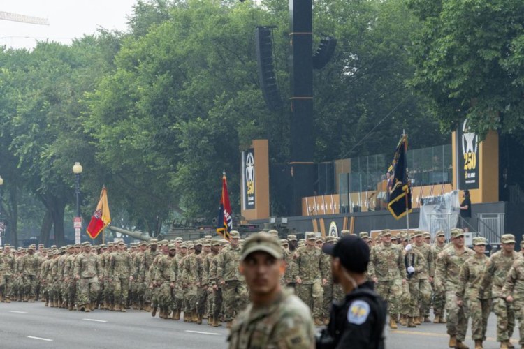 4B Desfile militar com protestos “Sem Reis”