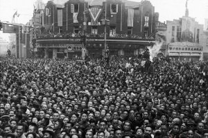 10_October_1945_Shanghai_Victory_Parade_Crowd