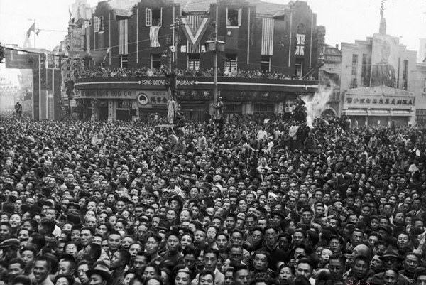 10_October_1945_Shanghai_Victory_Parade_Crowd